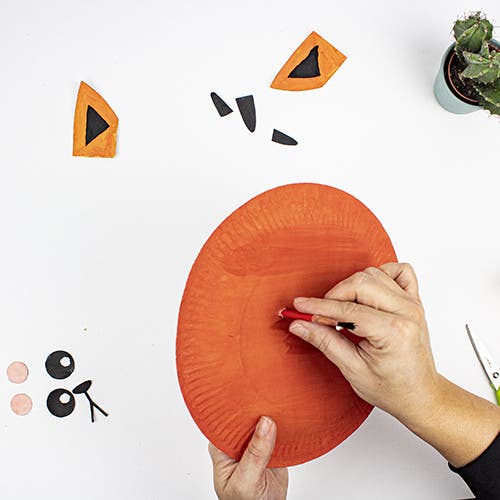 Etape intermédiaire - Percer les trous des yeux Tutoriel Masque Carnaval Animaux