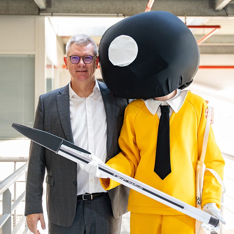 Nom de la Personne et Fonction accompagné du BIC Boy tenant un stylo BIC Cristal géant