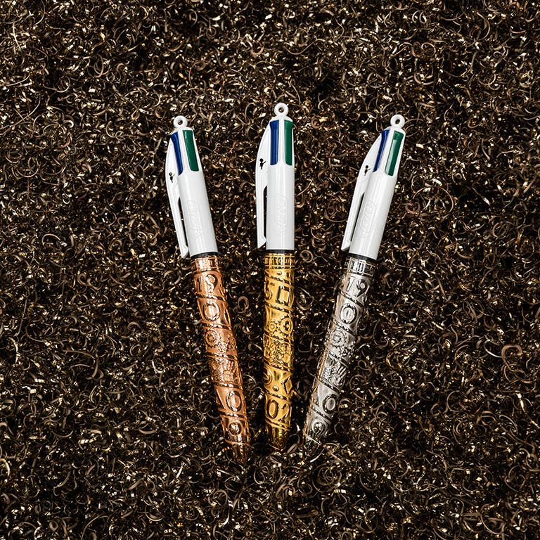 Pr&eacute;sentation des 3 couleurs de stylos BIC x Obut x Tournaire
