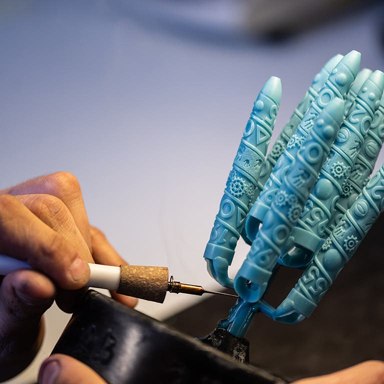 Moules et travail artisanal de création des motifs du stylo BIC 4 Couleurs Obut x Tournaire dans les ateliers Tournaire