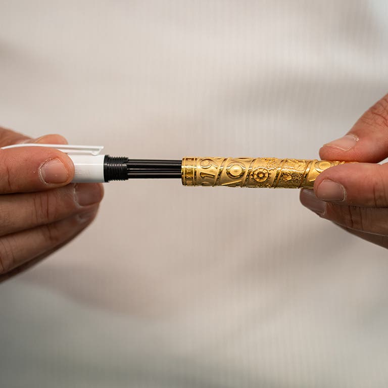 Vue intérieure du stylo BIC 4 Couleurs Obut x Tournaire montrant les recharges d’encre originales