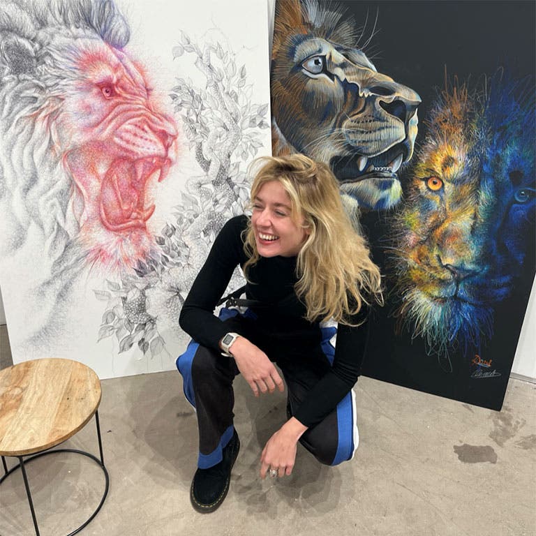 L'artiste Pauline Dutel devant ses oeuvres