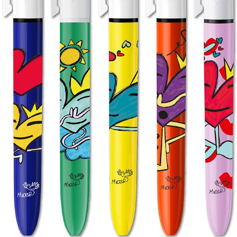 Packaging de la collection de Stylo BIC x M.Koeur devant un tableau de l'artiste