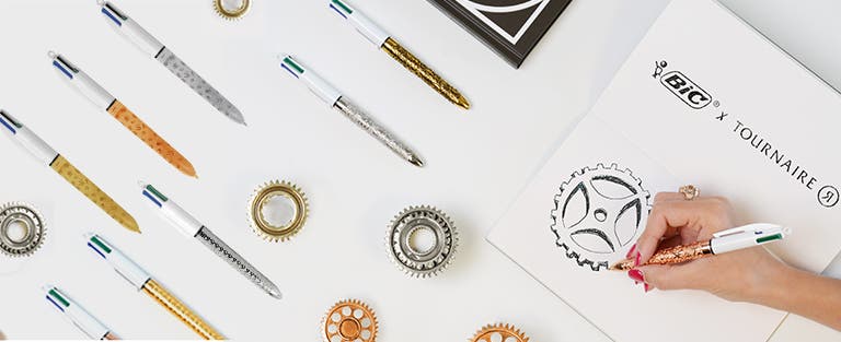 Retrouvez l'ensemble des collections BIC 4 Couleurs BIC x Tournaire