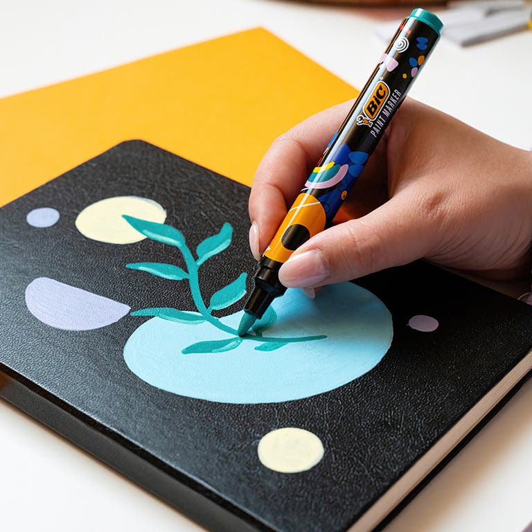 Personnalisez une couverture de notebook avec ses feutres BIC PaintMarker