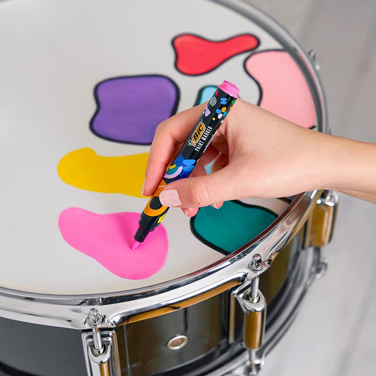 Dessin sur la toile d'un tambour à l'aide des BIC Intensity PaintMarker