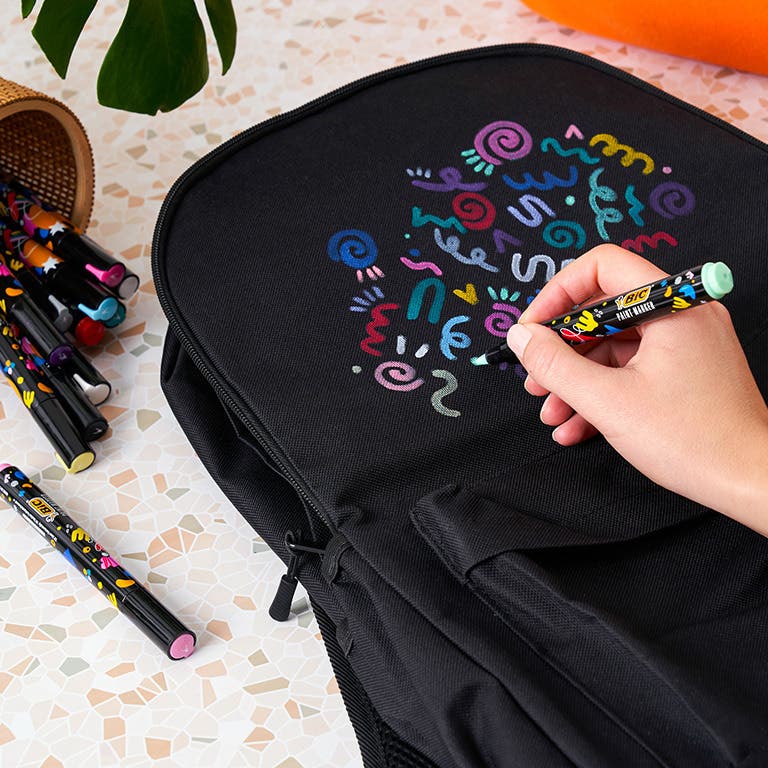 Customisation d'un sac à dos avec les BIC Intensity PaintMarker