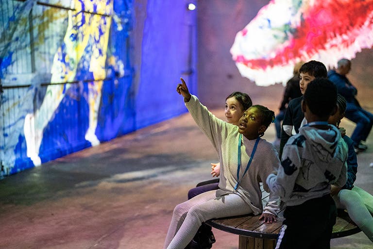 Atelier des lumières - Programme "Art en immersion" - Groupe d'enfants discutant autour des oeuvres