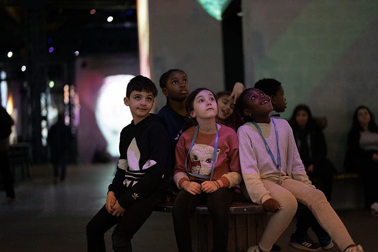 Atelier des lumières - Programme "Art en immersion" - Groupe d'enfants regardant en hauteur