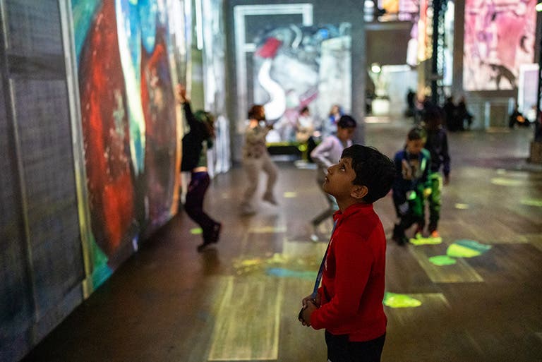Atelier des lumières - Programme "Art en immersion" - Garçon regardant l'oeuvre devant lui