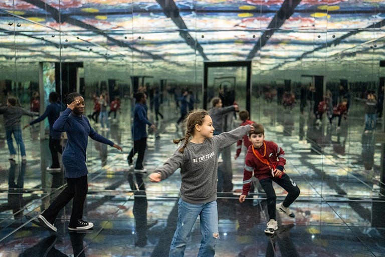 Atelier des lumières - Programme "Art en immersion" - Enfants dansant dans l'espace de lumière