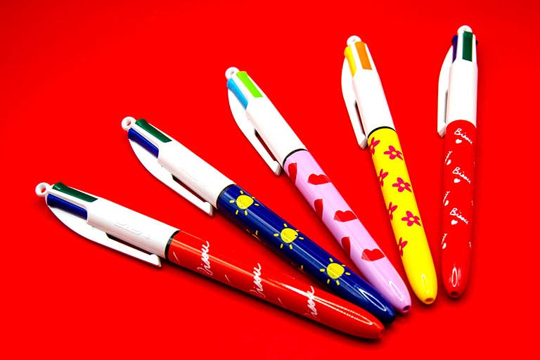 Collection BIC x Mathilde Cabanas - 5 stylos sur fond rouge