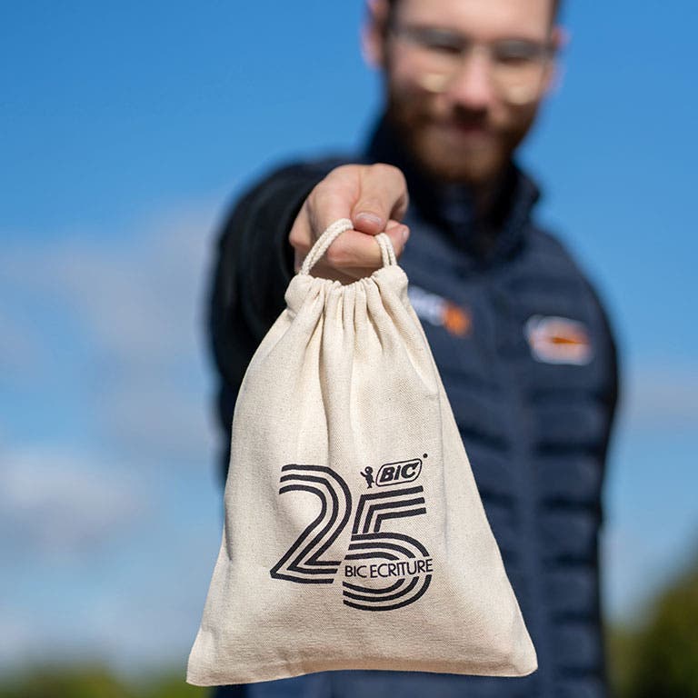Jeune employé de l'usine BIC de Marne La Vallée